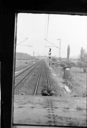 Emmendingen, Lahr: Strecke; Blick aus dem Führerstand der E-Lok; elektrisches Hauptsignal