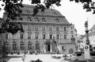 Lindau: Haus zum Cawazzen: Museum mit Platz und Brunnen