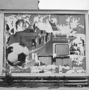 Plakatwand „Grundig Farbfernseher, teilweise fehlende Papierstücke