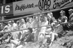 Schauinslandrennen: Holzschlägermatte; Gruppe auf der Tribüne