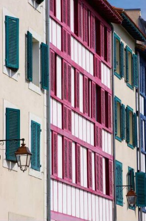 Frankreich. Aquitaine. Pyrenees Atlantique. Bayonne. Typische Hausfassaden