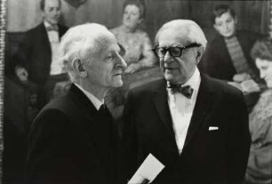 Besucher in der Ausstellung des Malers Eugen Spiro