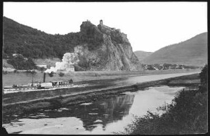 Aussig. Burgruine Schreckenstein an der Elbe mit Personen-Seitenraddampfer "Germania" (Werft Blasewitz)