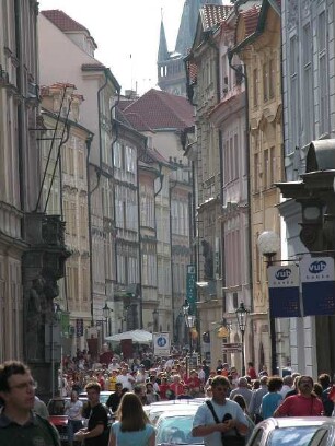 Prag - Altstadtgasse Hybernska : Altstadtgasse Hybernska auf der Kleinseite. Aufgenommen in Prag 2004