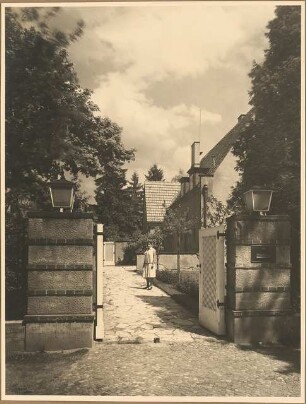 Haus Wellnitz, Potsdamer Straße, Berlin-Lichterfelde: Teil der Gartenmauer mit Tor