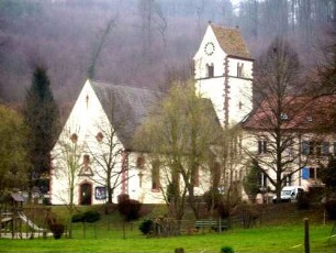 Ansicht von Südwesten mit Kirche in ehemaligen Kirchhof (aufgelassen und ausgeräumt-Kirchhofmauer abgetragen)