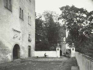 Burgk, Schloss : Burgk. Schloß. Blick über das Ost-Tor des Schlosses nach Nordosten zum Amtshaus über die ehemalige zweite Zugbrücke