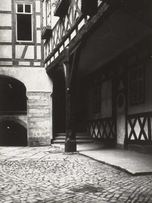 Mespelbrunn. Wohnhaus (1701/1800). Innenhof