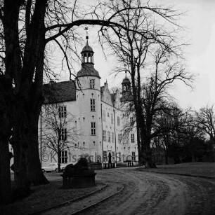 Ahrensburg: Schloss Ahrensburg: vorn Auffahrt mit Löwenplastik: links Pkw: vorn links und hinten Bäume
