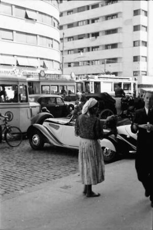 Bukarest: Boulevard Bratianu Ecke Straße Rosetti, Vordergrund Zigeunerin