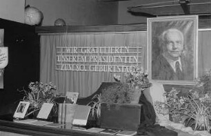 Schaufenster der Buchhandlung Franz-Mehring-Haus dekoriert zum 80. Geburtstag Wilhelm Piecks