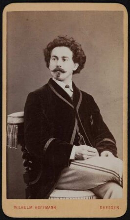 Porträt Ernst Dietze (nachgewiesen 1865/nach 1875; Solotänzer). Albuminabzug auf Karton (Carte-de-visite mit Atelieraufdruck recto und verso)