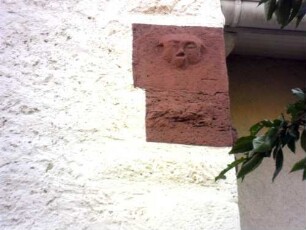 Stadtbefestigung-Stadttor (oberes Tor) - Torturm von Feldseite-Mittelgeschoß mit Bossierung und sichtigem Werkstein mit Fratzenkopf (Hochrelief)