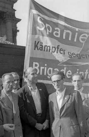 Gedenkmärsche für die Opfer des Faschismus in Berlin, anlässlich des sogenannten 3. OdF-Tages (Opfer des Faschismus-Tag)