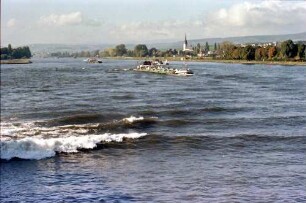 Rheinfahrt: Schlepper stromaufwärts, Hintergrund Kirche