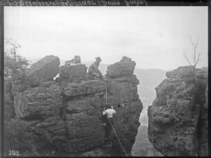 Zwei Kletterer beim Aufstieg am Sass Maor am Battert-Felsen bei Baden-Baden