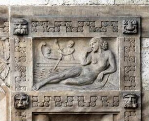 Ostportalanlage, ehemals Zugang zum Archäologischen Museum — Relief rechts