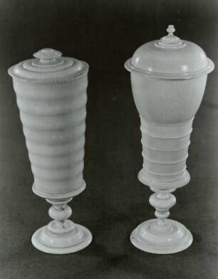 Wolkig gedrehter Becher (links), glatter gedrehter Becher mit fünf Reifen (rechts)