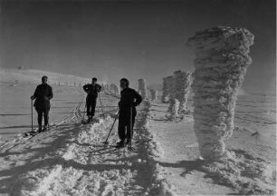 Winter in Schlesien. Skifahrer auf dem Kammweg des Riesengebirges
