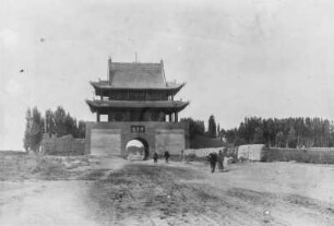 Tor im chinesischen Baustil : Ein Tor im chinesischen Baustil, möglicherweise ein Teil einer Festungsanlage im Tian Shan Hochgebirge