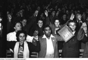 Dresden. "Australier in Dresden" Waldarbeiter Roy Pecaham und Architekt John Walker auf offiziellen Veranstaltungen, November 1951