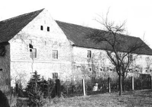 Bröthen (Hoyerswerda-Bröthen-Michalken), Hauptstraße 27. Wassermühle (1874). Mühlengebäude und Stallgebäude. Gartenansicht