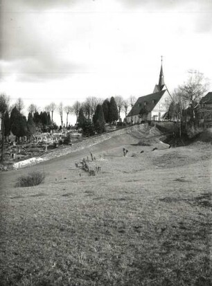 Neuensalz-Altensalz, Friedhof und Dorfkirche. Ansicht von Nordwesten aus dem Triebtal.