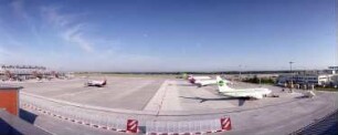 Dresden-Klotzsche, Flughafenstraße. Flughafen Dresden. Standplatz mit Flugzeugen vor dem Hangar 219