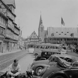 Quedlinburg. West- und Nordseite des Marktplatzes mit Rathaus und Türmen der Benediktinerkirche