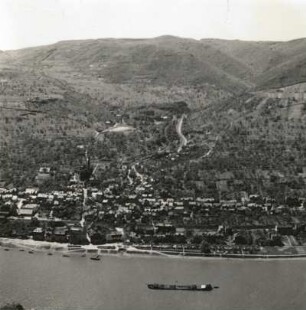 Bad Salzig. Blick über den Rhein vom rechten Hochufer aus