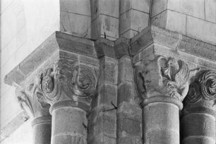 Kapitell mit Greif und Beutetier