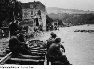 Pirna-Neundorf, Hochwasserkatastrophe, von der Gottleuba unterspülter Bahndamm