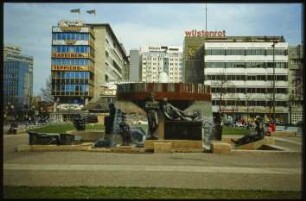 Blick auf den Brunnen „Lebensalter“ am Wittenbergplatz
