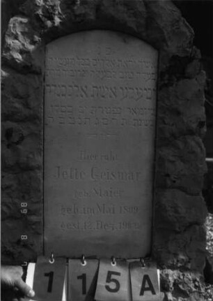 Grabstein 115 (Index: 99796763) Material: Kalkst. ?, Sock-Sandstein, weiße Marmorplat Zustand: gut Maße HxBxT: 158x57x37 cm Beschreibung: konische Stele, rustica, Sockel, rustica, Segmentbogenabschluß, Schriftplatte: Grabstein 115A