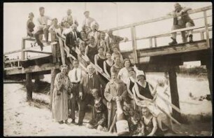 Usedom, Gruppenbild an der Treppe zur Seebrücke