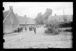 Soldaten an Dorfstraße (Gruppenbild)