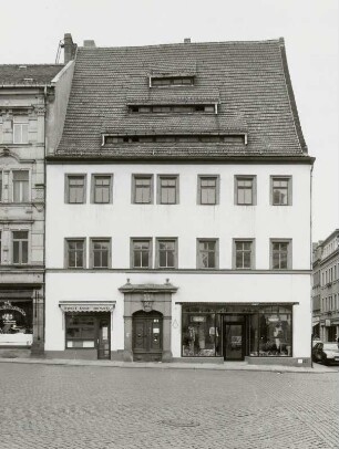 Wohnhaus mit Läden