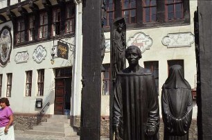 Stolberg. Marktplatz mit Rathaus. Eingang zum Ratskeller, Vordergrund Thomas-Müntzer-Denkmal