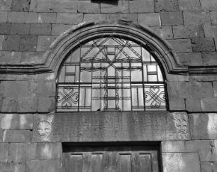 Westportal mit Inschrift auf dem Türsturz