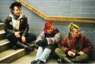 Drei Punks auf dem Boden sitzend (Sonderthema: Lebenskunst und Lebenskünstler)