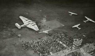 Flugplatz Dresden-Heller, Verkehrsflugzeug Junkers G-38 und weitere Flugzeuge mit Besuchern vor dem Abfertigungsgebäude, Luftbild-Schrägaufnahme