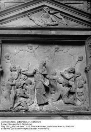 Stiftskirche; Epitaph Manderscheid, Giebelrelief