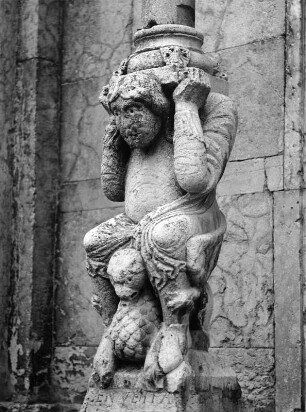 Linke Trägerfigur des Vorbaus : Piacenza. Dom Santa Maria Assunta (1122-1233). Westportal. Linke Trägerfigur des Vorbaus