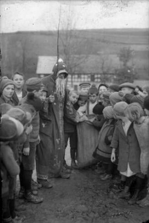 Weihnachtsmann mit Kinderschar an der Häßler-Schneidmühle