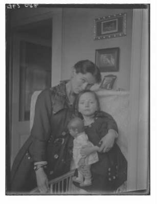 Elfriede Apel mit ihrer Tochter Friederike