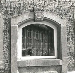 Colditz, Untermarkt 9. Wohnhaus (1797). Ehemaliges Portal (zum Fenster vermauert)