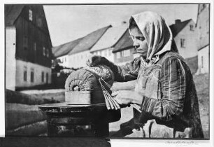 Klöpplerin in Gottesgab : Klöpplerin in Gottesgab, um 1920