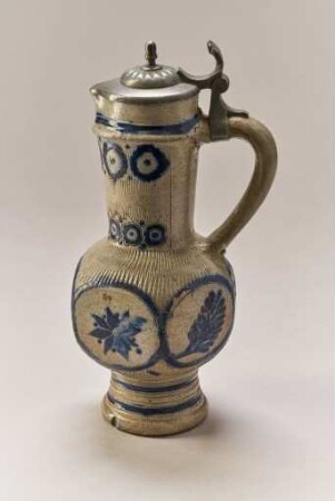 Enghalsiger Krug mit kantiger Bauchung mit Zinndeckel