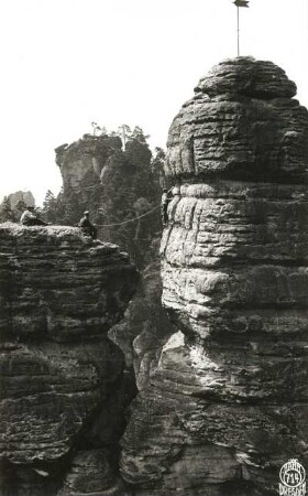 Sächsische Schweiz, Rathener Gebiet. Höllenhund. Seilschaft Ehrhardt Renger bei der 2. Begehung der Südostwand (VIIa [VIIIa]) unter dem 1. Ring (mit Doppelseil)
