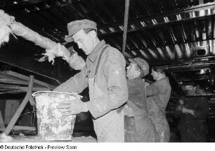 Arbeiter beim Abdichten von Rohren an einem Waggon